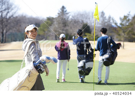 ゴルフをする女性 40524034
