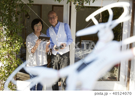 家族　ドローン操作 40524070