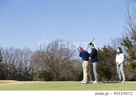 ゴルフレッスンを受ける人 40524072