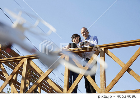 家族　ドローン操作 40524096