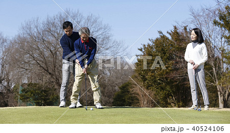 ゴルフレッスンを受ける人 40524106