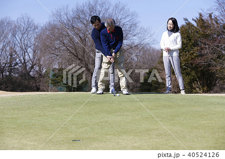 ゴルフレッスンを受ける人 40524126