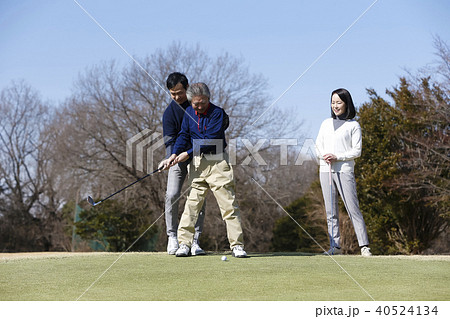 ゴルフレッスンを受ける人 40524134