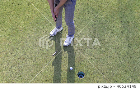 ゴルフをする男性 ゴルフをする男性 40524149