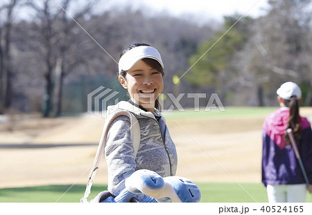 ゴルフをする女性 ゴルフをする女性 40524165