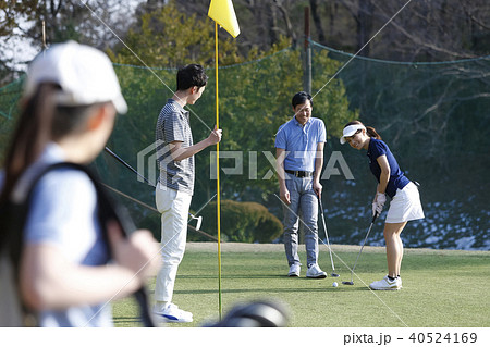 ゴルフをする男女 ゴルフをする男女 40524169