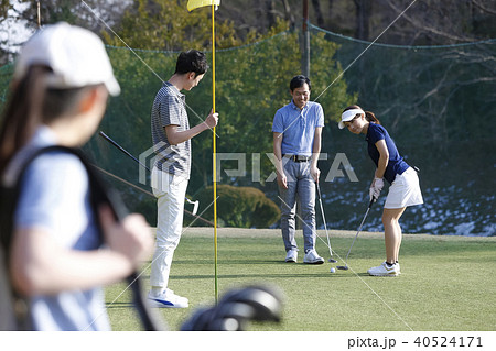 ゴルフをする男女 40524171