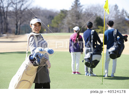 ゴルフをする女性 ゴルフをする女性 40524178