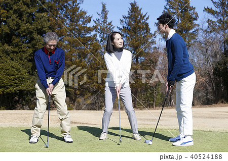 ゴルフレッスンを受ける人 40524188