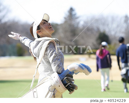 ゴルフをする女性 ゴルフをする女性 40524229