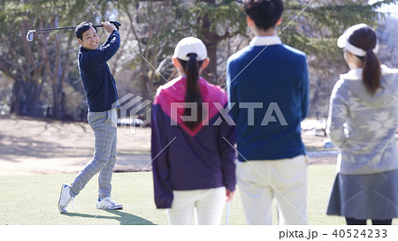 ゴルフをする男女 ゴルフをする男女 40524233
