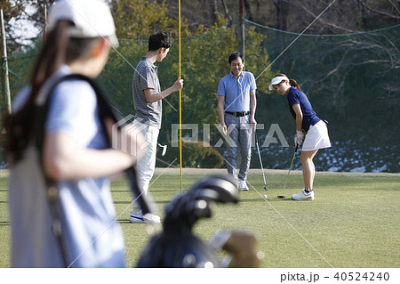 ゴルフをする男女 40524240