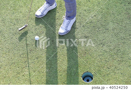 ゴルフをする男性 ゴルフをする男性 40524250