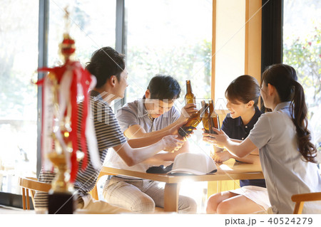 ゴルフをする男女　休憩 40524279