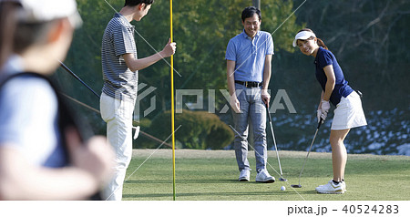 ゴルフをする男女 ゴルフをする男女 40524283