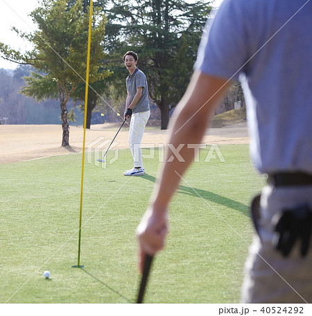 ゴルフをする男性 40524292