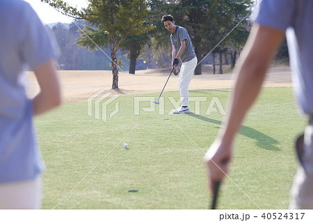 ゴルフをする男性 40524317