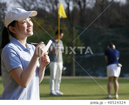 ゴルフをする女性 40524324