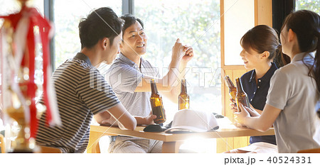 ゴルフをする男女　休憩 40524331