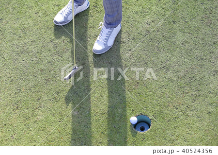 ゴルフをする男性 ゴルフをする男性 40524356