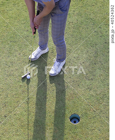 ゴルフをする男性 ゴルフをする男性 40524362