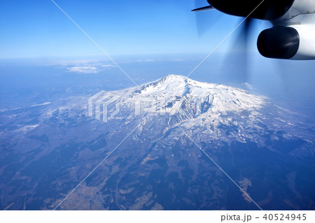 飛行機の窓から　鳥海山 40524945