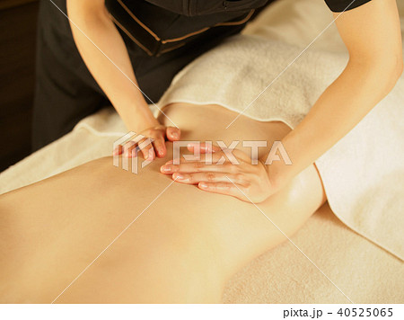 薄暗いエステサロンで腰の脂肪と老廃物を流す女性	 40525065