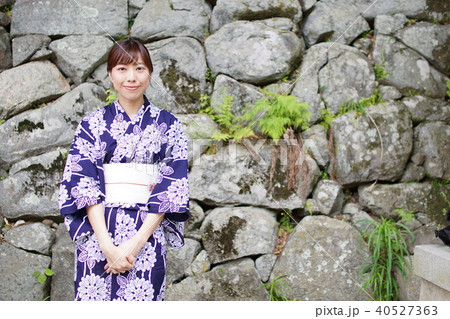 浴衣の女性　立ち姿 40527363