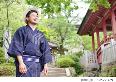 新緑の中で立つ浴衣の男性 帽子の写真素材 新緑の中で立つ浴衣の男性 帽子の写真素材
