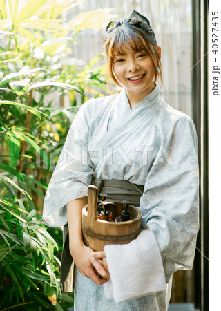 Onsen series: Asian woman holding wooden bucket 40527435