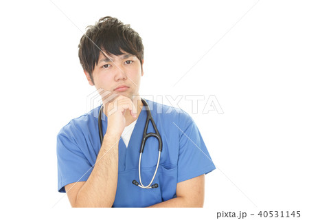 不安そうな表情の医師 不安そうな表情の医師 40531145