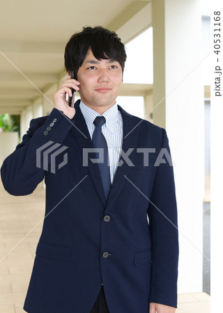 スマートフォンで通話中の男性 40531168