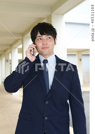 スマートフォンで通話中の男性 40531169