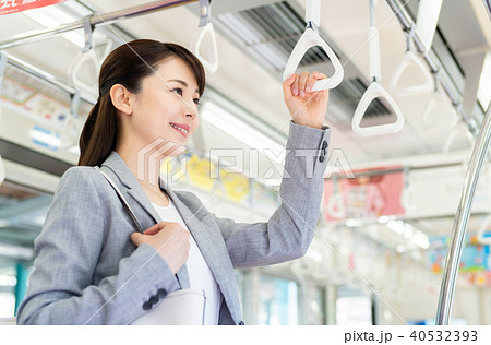 ビジネスウーマン（電車）　撮影協力「京王電鉄株式会社」 40532393