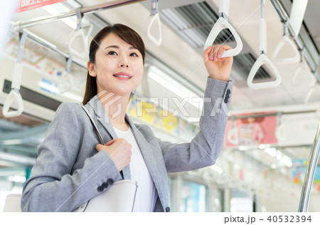 ビジネスウーマン（電車）　撮影協力「京王電鉄株式会社」 40532394