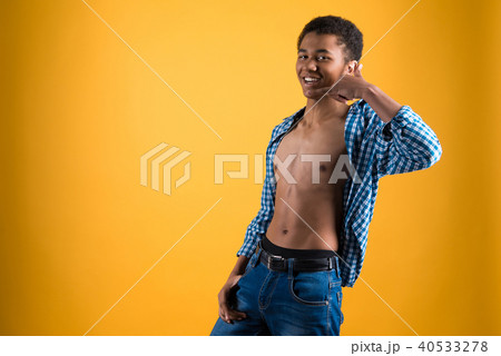 Thin African American teen shows gesture call back 40533278