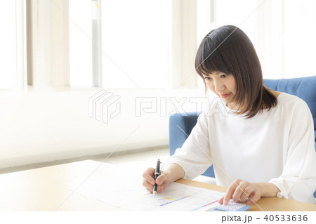 確定申告、資格試験、頑張る女性、20代 40533636