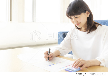 確定申告、資格試験、頑張る女性、20代 確定申告、資格試験、頑張る女性、20代 40533638