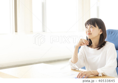 確定申告、資格試験、頑張る女性、20代 確定申告、資格試験、頑張る女性、20代 40533645