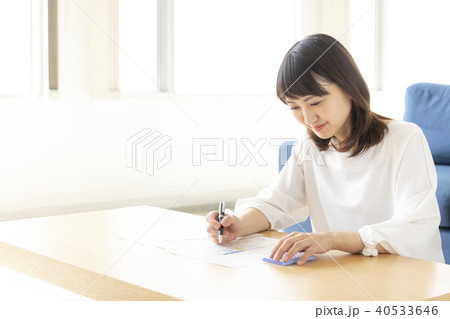 確定申告、資格試験、頑張る女性、20代 確定申告、資格試験、頑張る女性、20代 40533646