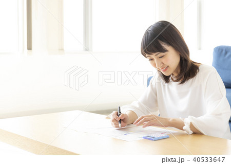 確定申告、資格試験、頑張る女性、20代 40533647