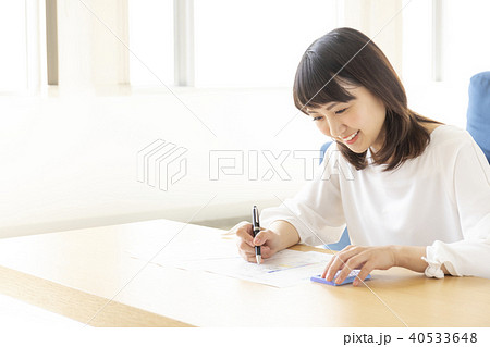 確定申告、資格試験、頑張る女性、20代 確定申告、資格試験、頑張る女性、20代 40533648