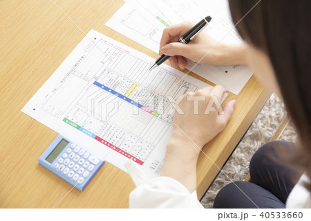 確定申告、資格試験、頑張る女性、20代 確定申告、資格試験、頑張る女性、20代 40533660