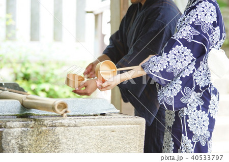 手水舎　手を清める浴衣の男女 40533797