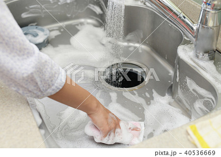流し台の掃除をする女性 流し台の掃除をする女性 40536669