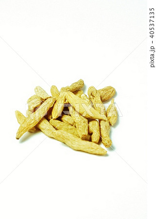 漢方処方用薬・ジャノヒゲの肥大した部分の根の麦門冬（バクモンドウ）・白バック縦位置 40537135