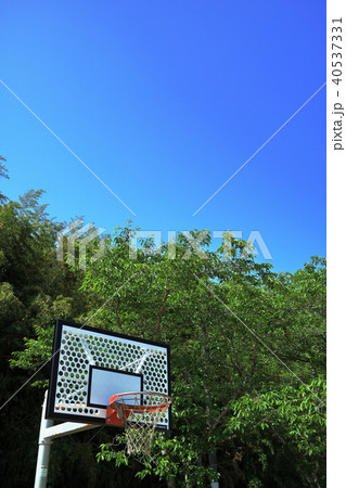 バスケットゴールと青空 40537331