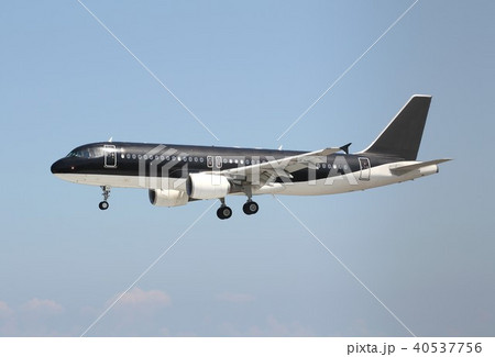 美しい青空を飛行するエアバスA320ジェット旅客機 美しい青空を飛行するエアバスA320ジェット旅客機 40537756