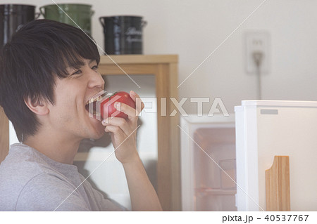 男性　料理　トマト 40537767