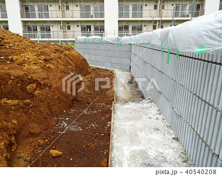 傾斜地の宅地開発には擁壁工事が必須です 傾斜地の宅地開発には擁壁工事が必須です 40540208